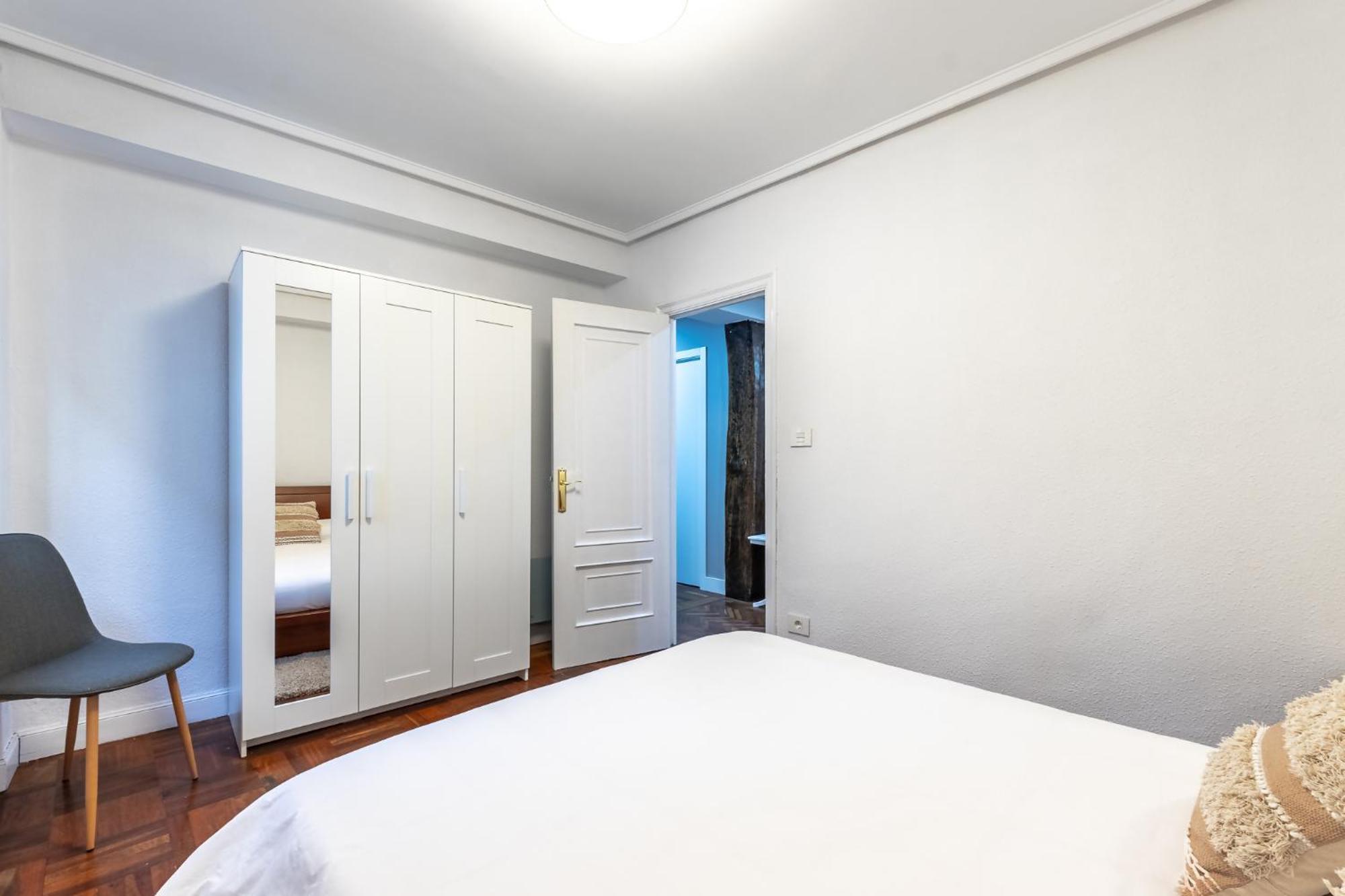 Charming 4 Double Bed Steps From The Old Town Appartamento